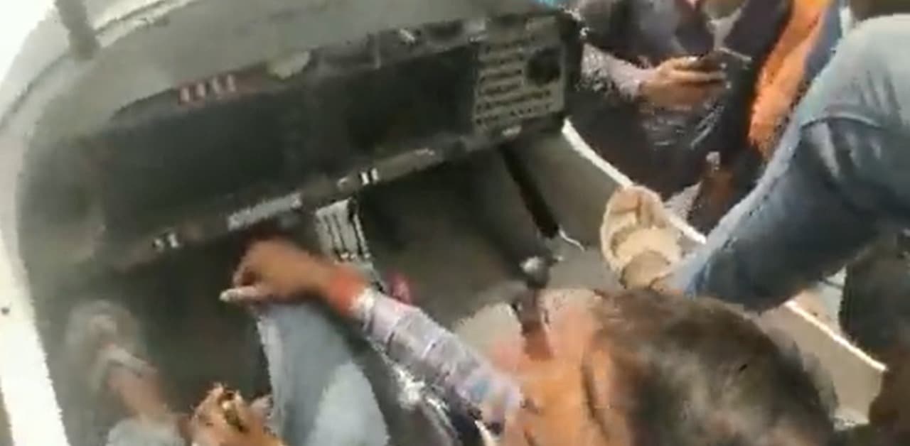 Emergency Landing: अमेठी में ट्रेनिंग देने वाले विमान को उतारना पड़ा खेत में, पायलट सीट पर बैठे ग्रामीण Emergency Landing: अमेठी में ट्रेनिंग देने वाले विमान को उतारना पड़ा खेत में, पायलट सीट पर बैठे ग्रामीण