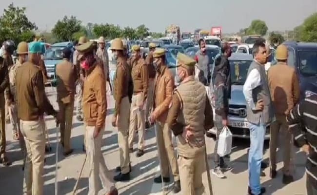 यूपी में भी सड़कों पर उतरे किसान, यमुना एक्सप्रेस-वे पर यातायात बाधित, मेरठ-मुजफ्फरनगर में हाइवे किया जाम