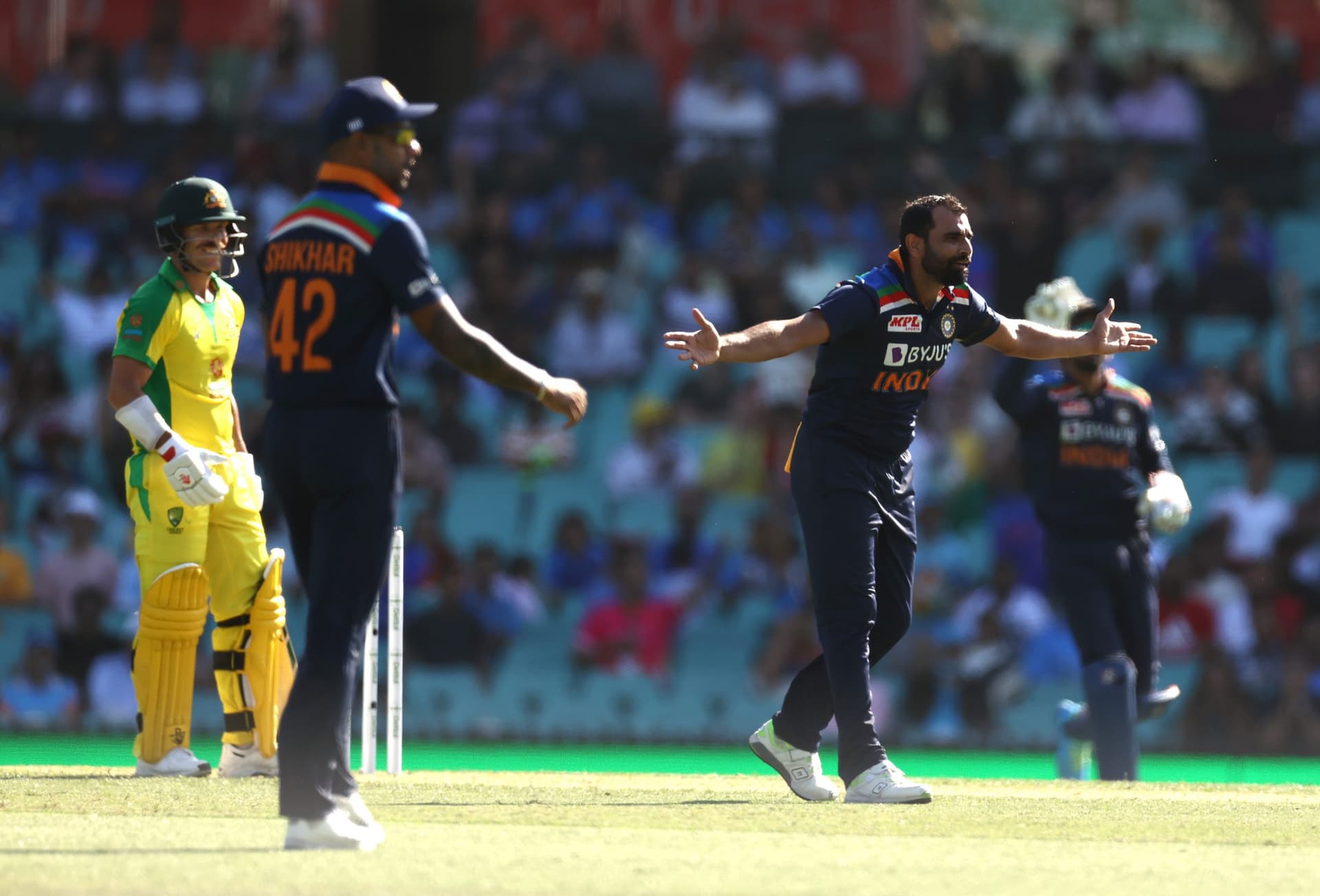 INDvsAUS: इंडिया-ऑस्ट्रेलिया मैच में लौटा पुराना रोमांच, मैदान में नजर आए दर्शक
