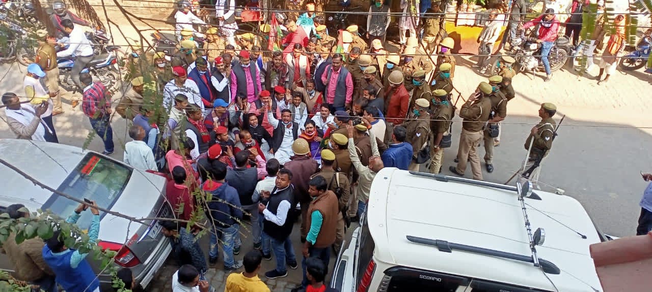 Kisan Andolan/Akhilesh Yadav: यूपी में किसान यात्रा पर सपा का हंगामा, धरने पर बैठे अखिलेश यादव को पुलिस ने हिरासत में लिया