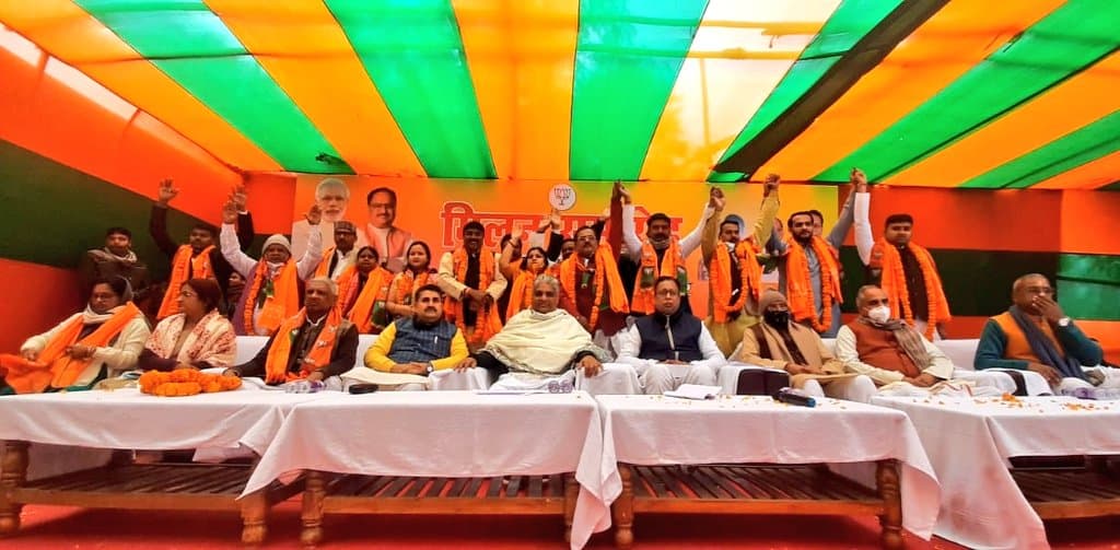 Bihar Politics: लालू यादव के करीबी सहित RJD और कांग्रेस के कई दिग्गज BJP में शामिल, भूपेंद्र यादव ने पार्टी की दिलायी सदस्यता