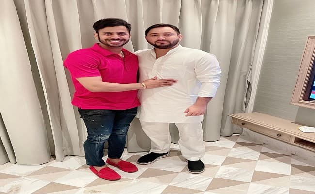 Bengal Election 2021: क्रिकेटर मनोज तिवारी ने तेजस्वी यादव से की मुलाकात, क्रिकेट के दिनों को याद कर बताया डायनेमिक नेता …