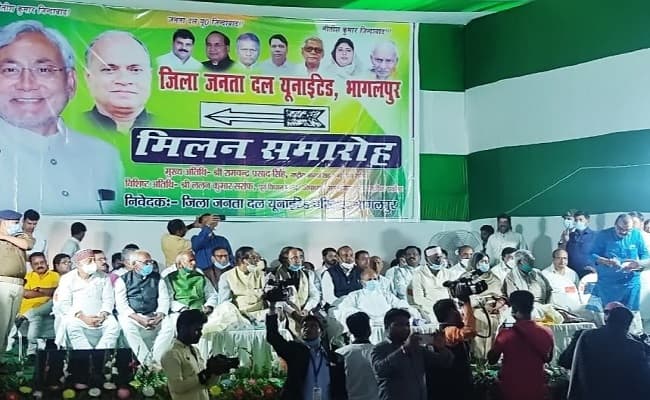 जदयू ने दूसरे दलों में की बड़ी सेंधमारी, कांग्रेस, लोजपा, रालोसपा, राजद समेत अन्य दलों के 530 लोग JDU में हुए शामिल जदयू ने दूसरे दलों में की बड़ी सेंधमारी, कांग्रेस, लोजपा, रालोसपा, राजद समेत अन्य दलों के 530 लोग JDU में हुए शामिल