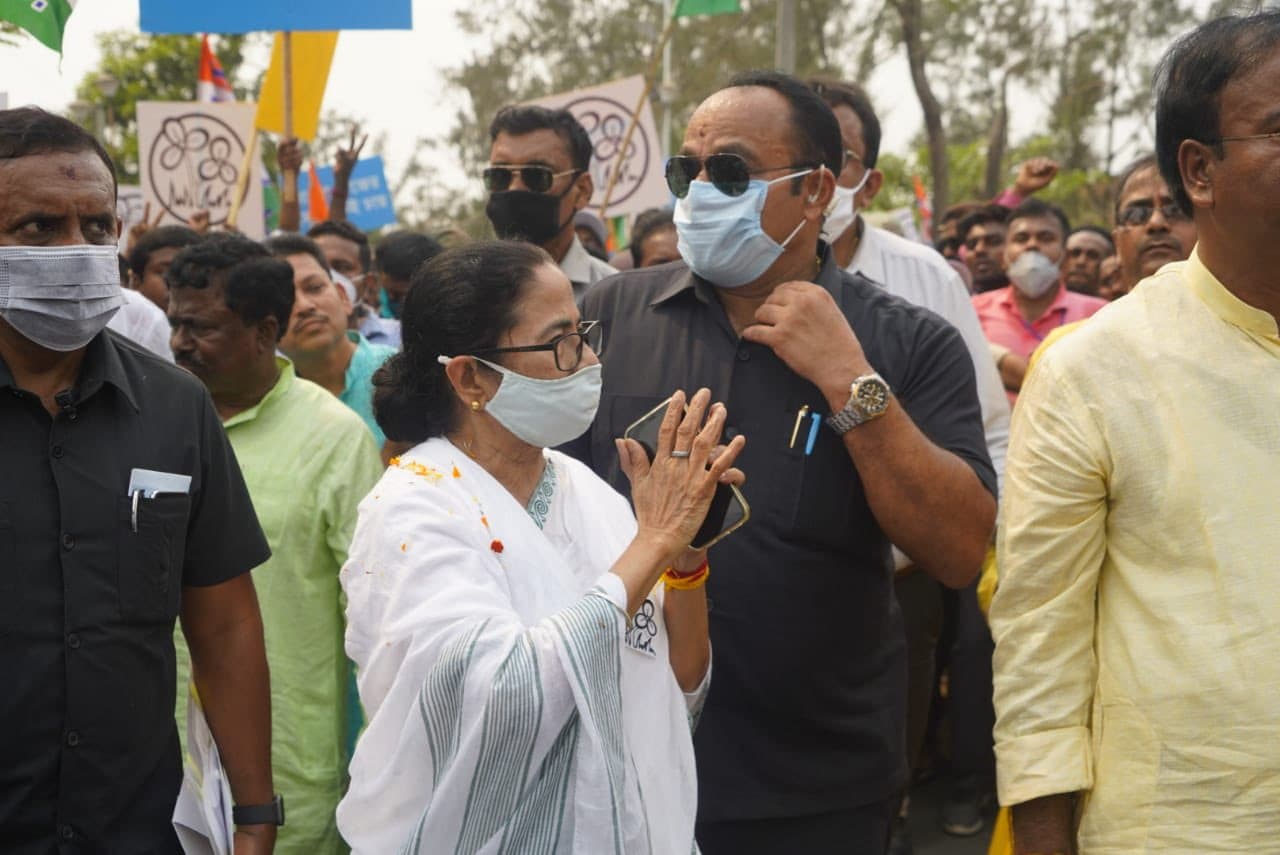 TMC Manifesto 2021: घोषणा पत्र जारी करने के दौरान बोलीं ममता, दिल्ली में LG की शक्तियां बढ़ाने का मोदी सरकार का फैसला निंदनीय TMC Manifesto 2021: घोषणा पत्र जारी करने के दौरान बोलीं ममता, दिल्ली में LG की शक्तियां बढ़ाने का मोदी सरकार का फैसला निंदनीय