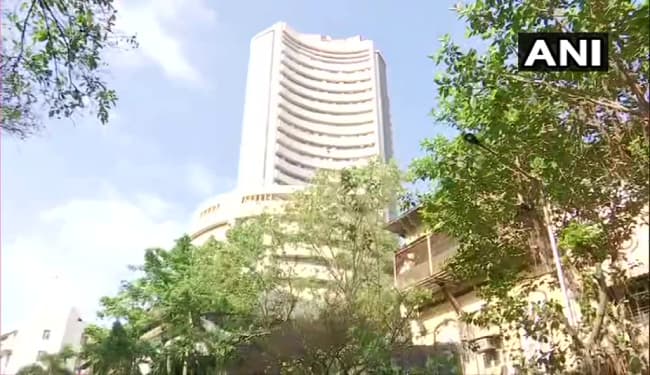 शुरुआती कारोबार में सेंसेक्स 400 अंक से अधिक गिरा, निफ्टी 14,800 से नीचे