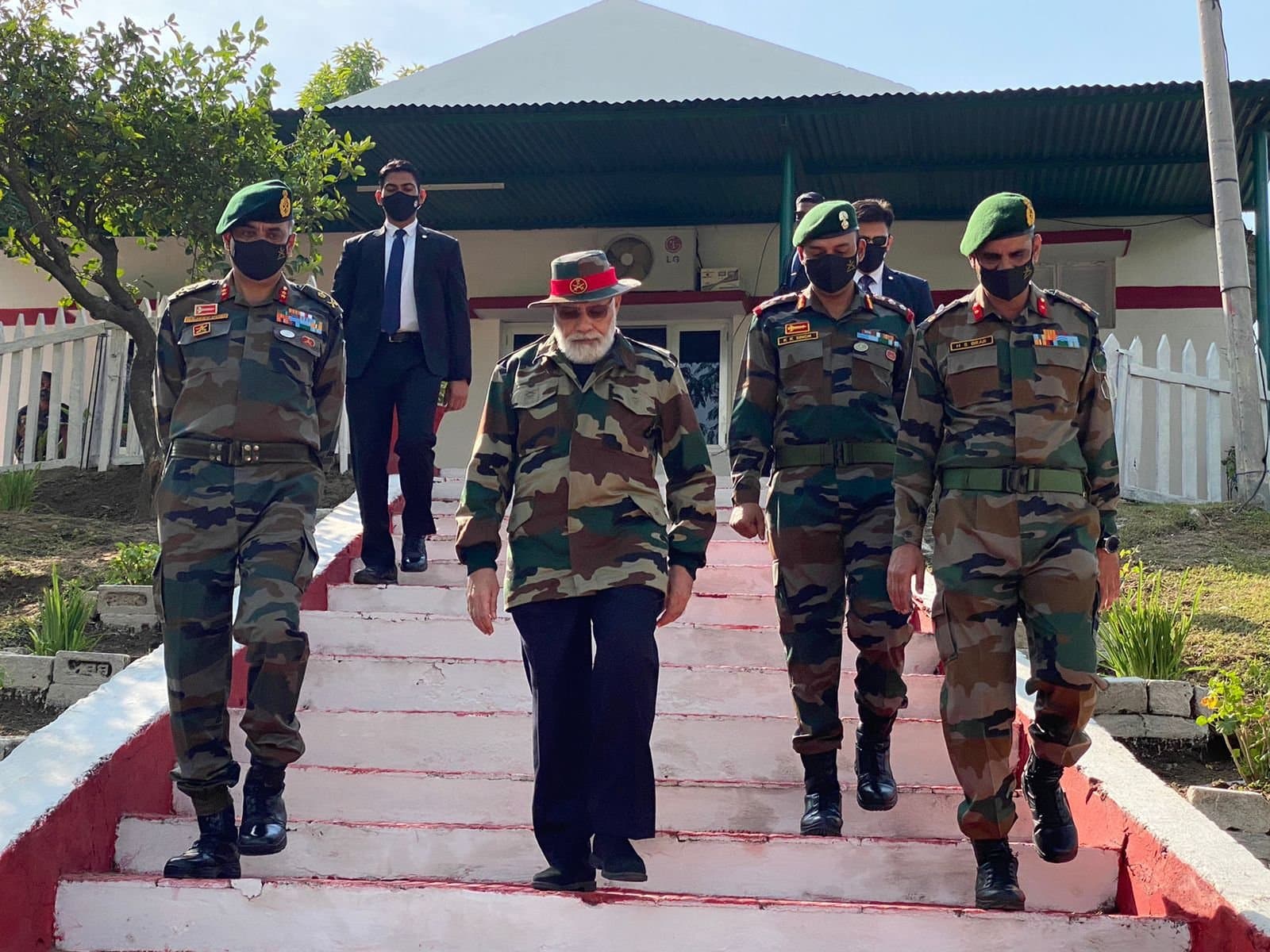 PM Modi in Nowshera: दिवाली के दिन जब सड़क पर आम आदमी की तरह निकले पीएम मोदी, सामने आया ये वीडियो
