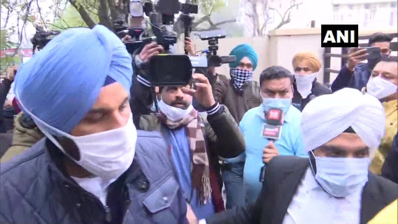 मजीठिया ड्रग्स मामला: मोहाली में SIT के समक्ष पेश हुए बिक्रम सिंह, स्वतंत्र और निष्पक्ष जांच की मांग