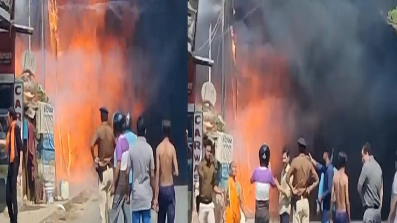 बोधगया: दुकानें जली हैं हौसला नहीं, सब कुछ राख होने के बाद फिर से दुकानों को दुरुस्त करने में जुटे दुकानदार