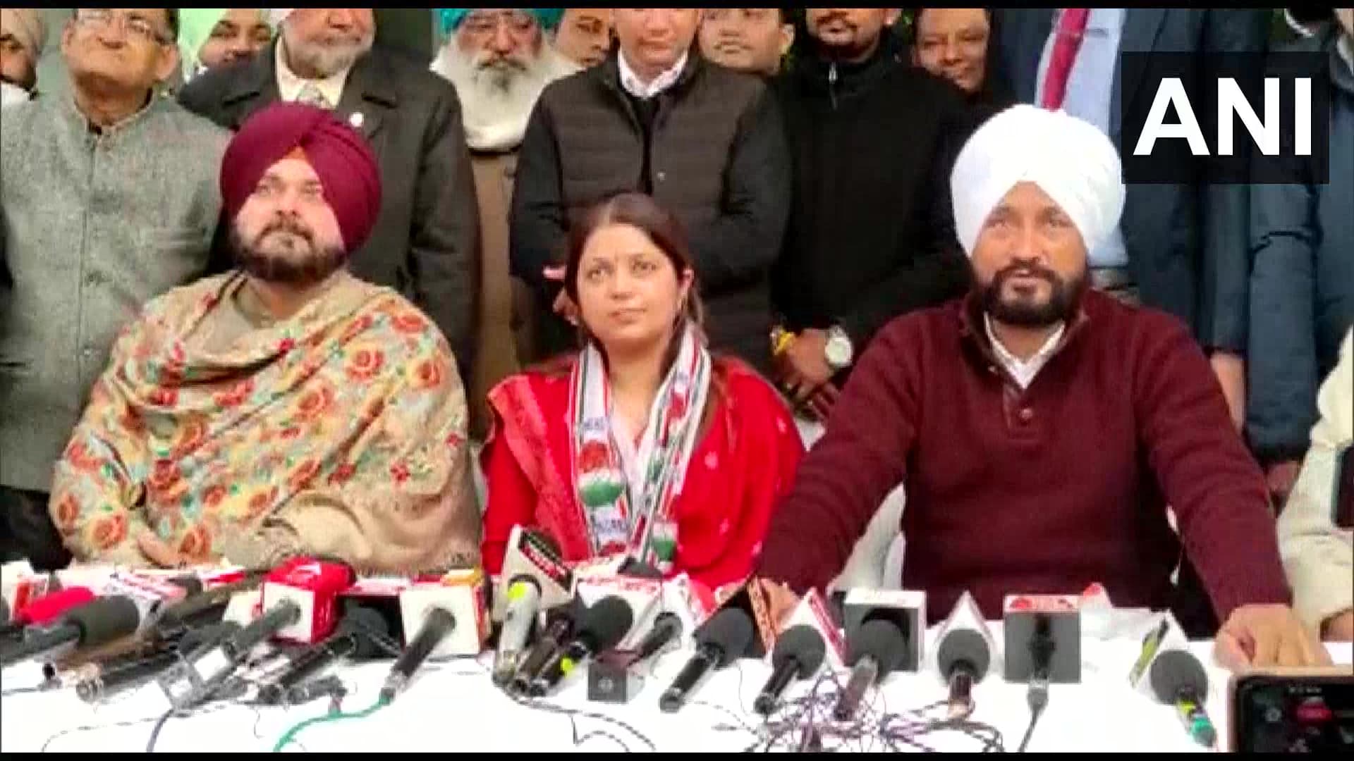 अभिनेता सोनू सूद की बहन मालविका कांग्रेस में शामिल, एक मंच पर साथ नजर आएं सिद्धू और चन्नी