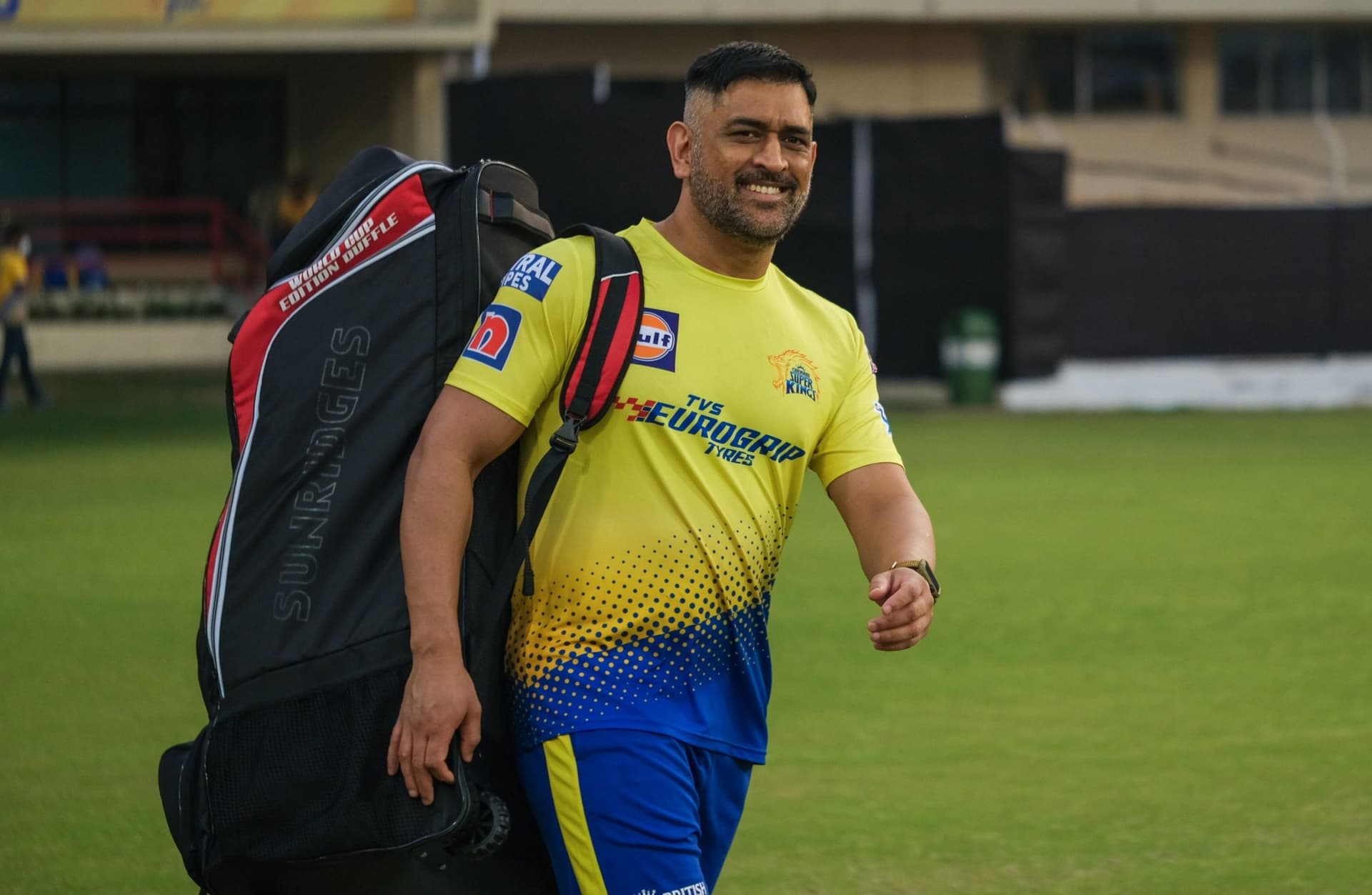 IPL 2022 की शुरुआत से पहले एमएस धोनी ने एक हाथ ने जड़ा शानदार छक्का, सोशल मीडिया पर वीडियो वायरल