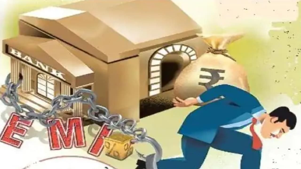 Business News: बीते वित्त वर्ष में परिवारों पर कर्ज का बोझ हुआ दोगुना, बचत हुई आधी