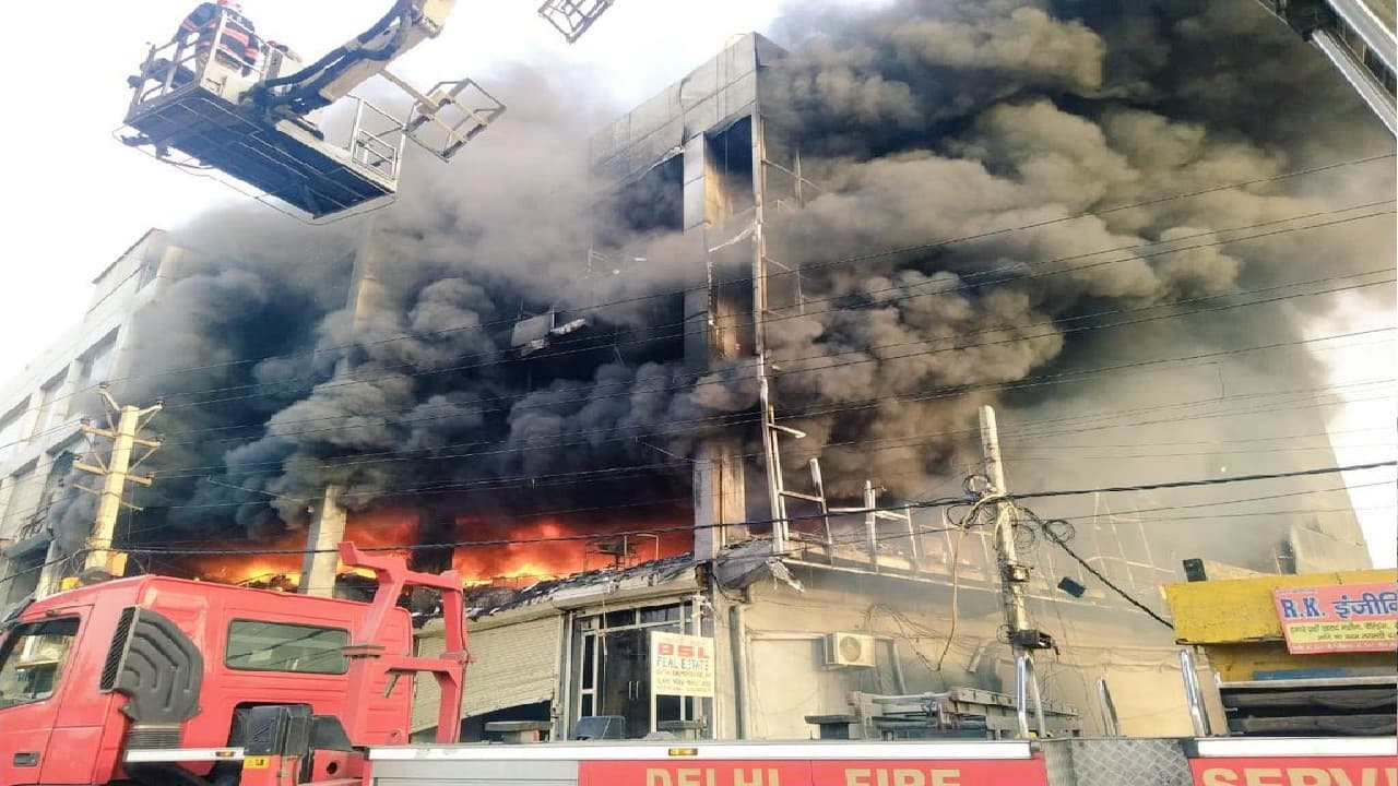 Delhi Mundka Fire: दिल्ली के मुंडका मेट्रो स्टेशन के पास लगी आग में बिहार की तीन महिलाएं लापता