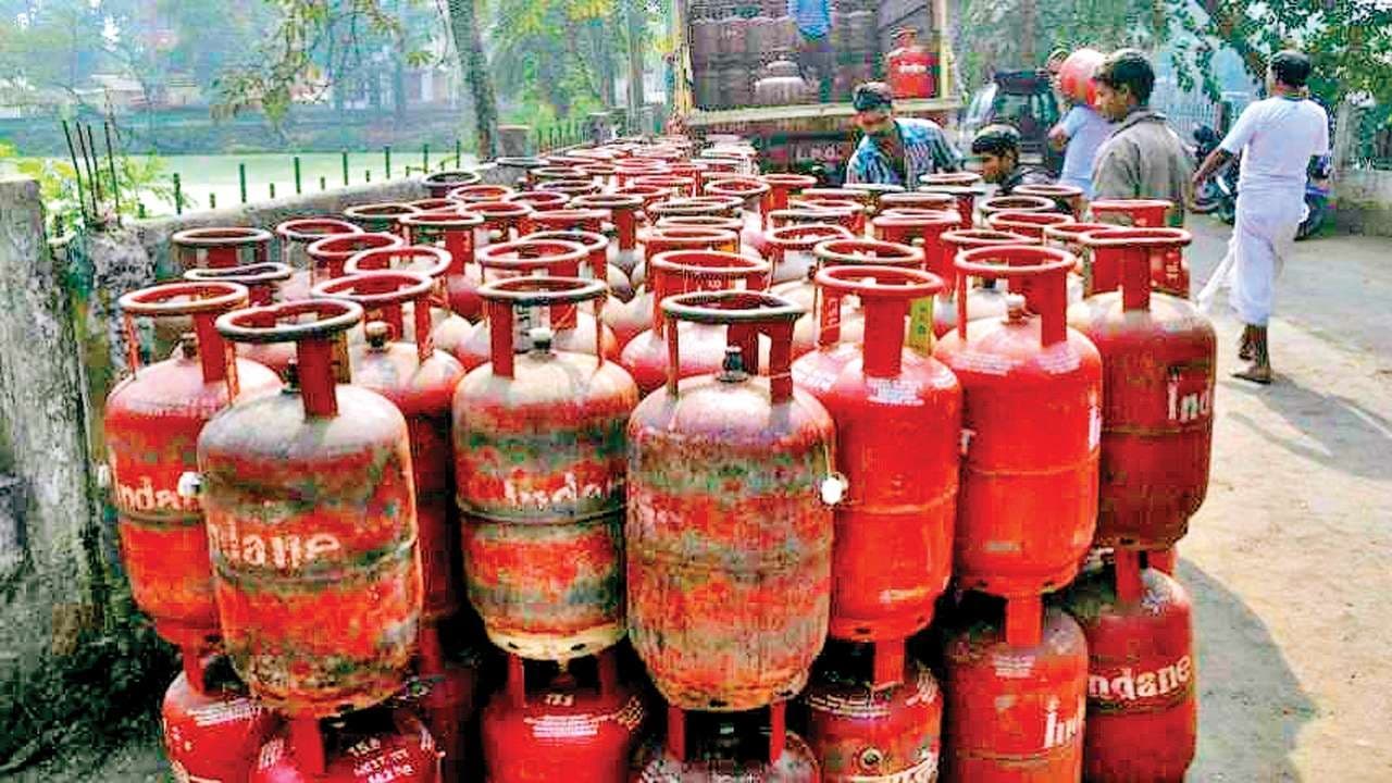 Gas Cylinder Price:1000 रुपये के करीब पहुंचा रसोई गैस सिलेंडर, जानिये पटना में LPG सिलेंडर की नई कीमत Gas Cylinder Price:1000 रुपये के करीब पहुंचा रसोई गैस सिलेंडर, जानिये पटना में LPG सिलेंडर की नई कीमत