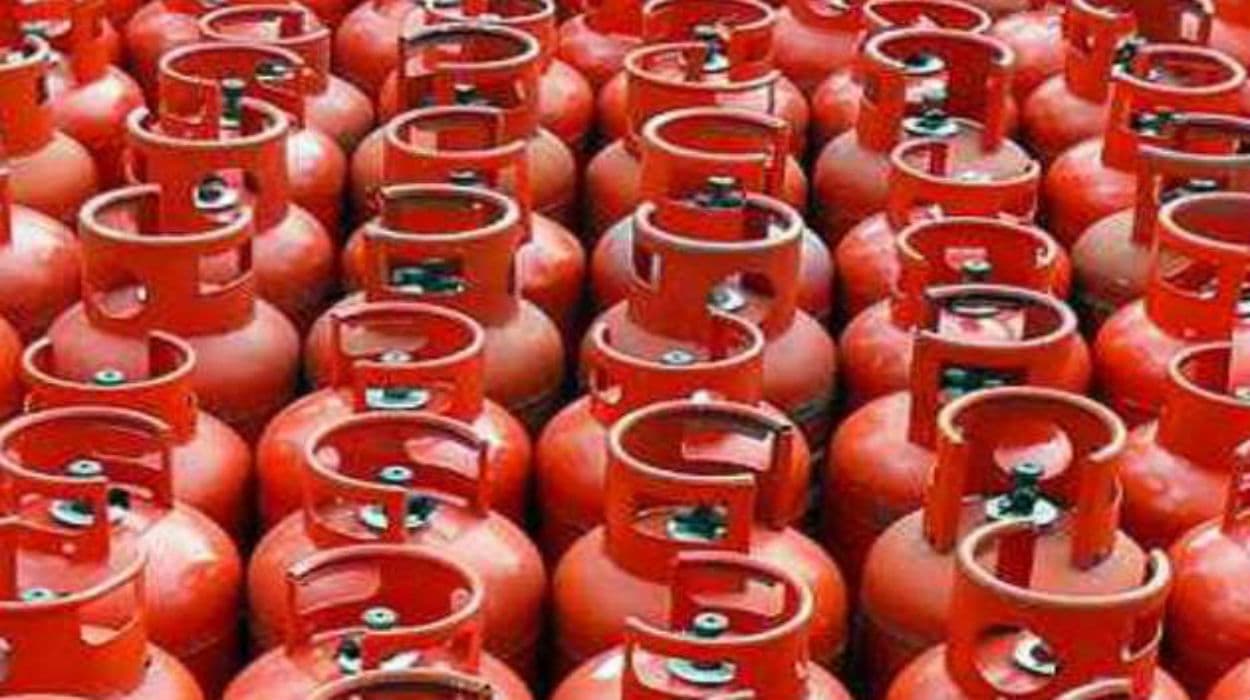 Corona crisis के बीच बड़ी राहत : बिना सब्सिडी वाला सिलेंडर 61.5 रुपये हो गया सस्ता, जानिए कितना देना होगा पैसा…?