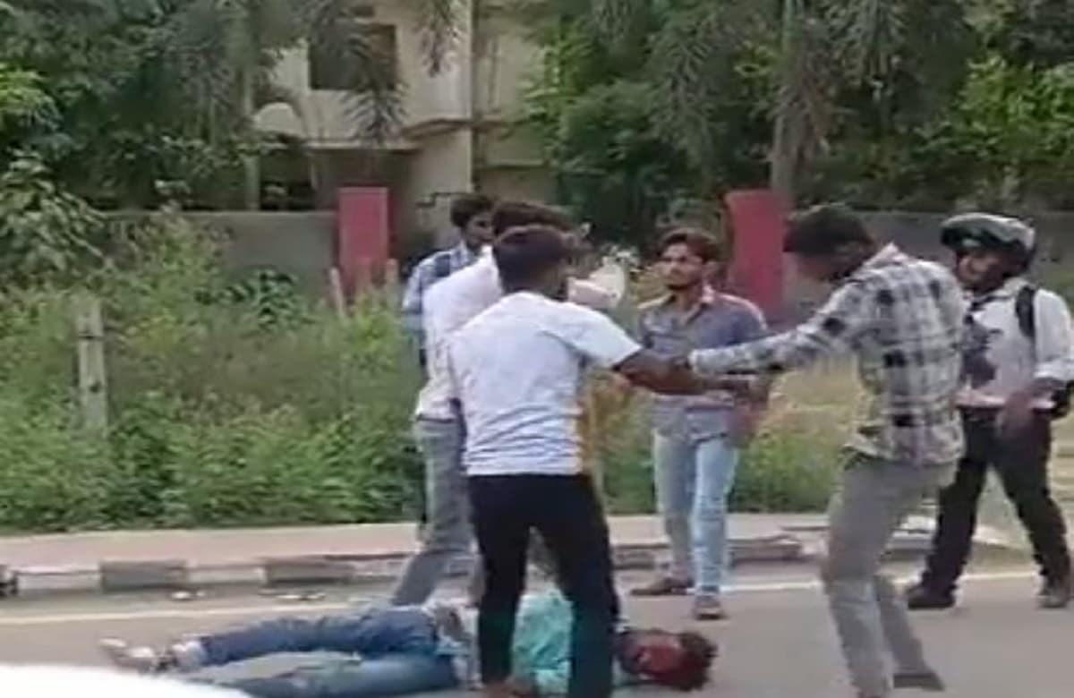 गोरखपुर: दबंगों के दुस्साहस का वीडियो वायरल, युवक को बेरहमी से पीटा, पुलिस हुई एक्टिव