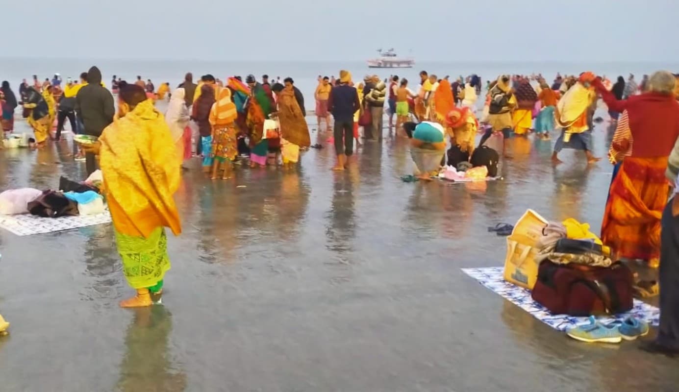 Makar Sankranti 2021: कोरोना काल में मकर संक्रांति पर हजारों श्रद्धालुओं ने गंगासागर में किया पुण्य स्नान