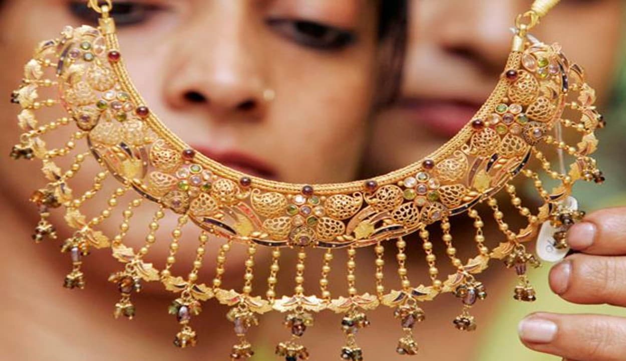 Gold Price : सोने की कीमत में मामूली गिरावट दर्ज, चांदी में तेजी बरकरार, जानिए 24 कैरेट गोल्ड का दाम