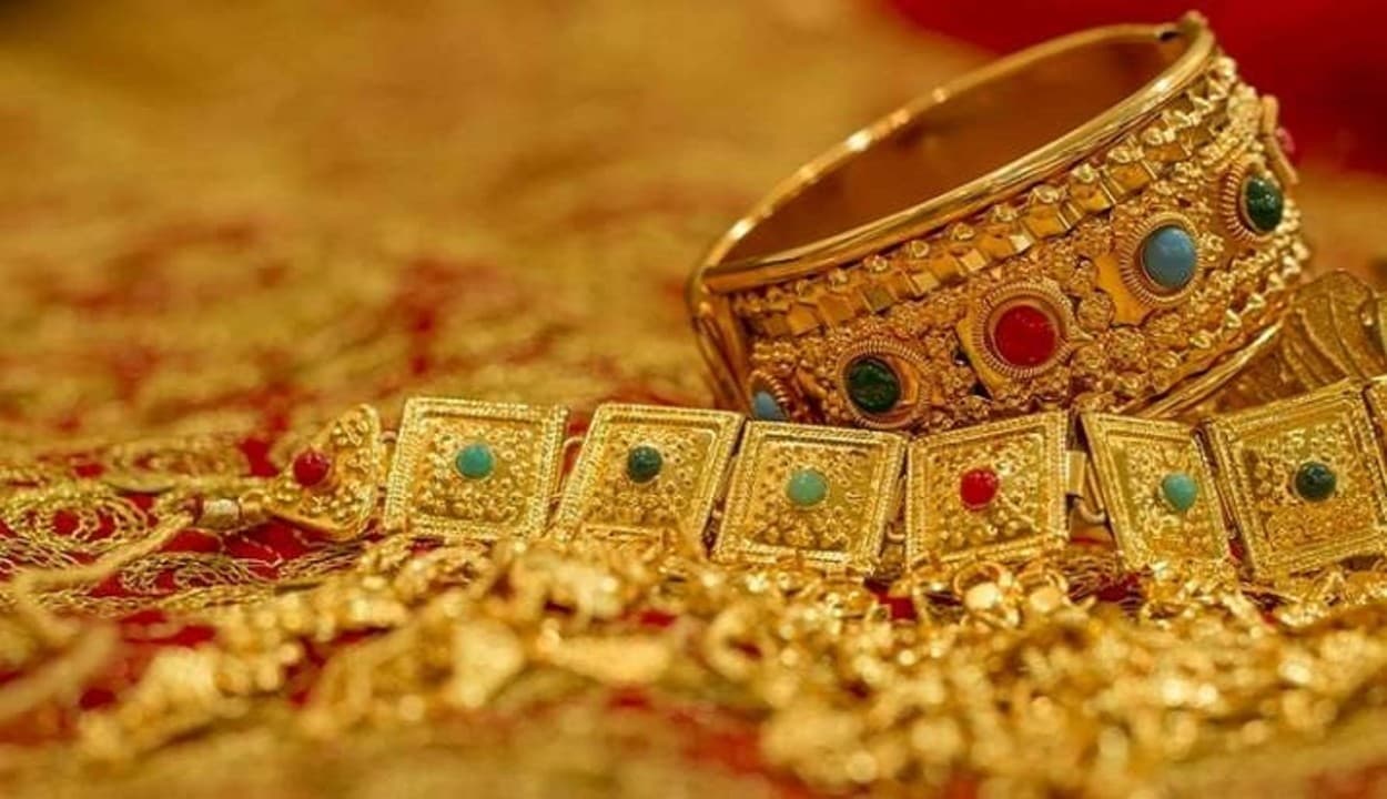 Gold price : रुपये में सुधार की वजह से सोना में मामूली गिरावट, चांदी की चमक बरकरार, जानिए आज का रेट