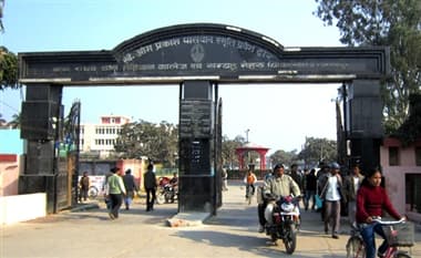 गोरखपुर BRD मेडिकल कॉलेज के डॉक्टर्स की लापरवाही से गर्भवती और उसके पेट में पल रहे दो बच्चों की मौत गोरखपुर BRD मेडिकल कॉलेज के डॉक्टर्स की लापरवाही से गर्भवती और उसके पेट में पल रहे दो बच्चों की मौत