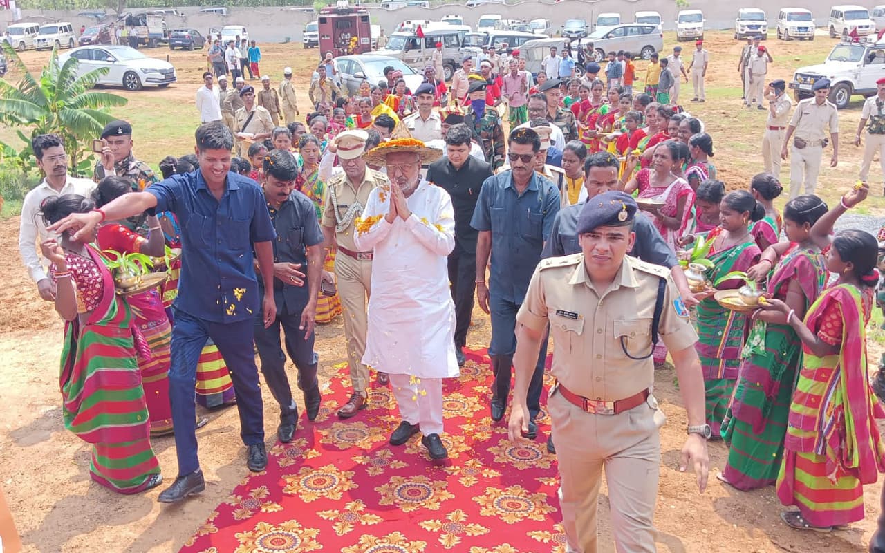 झारखंड : पूर्वी सिंहभूम के चाकुलिया पहुंचे राज्यपाल, बोले- बदलाव के लिए ग्रामीणों को जागरूक होने की जरूरत
