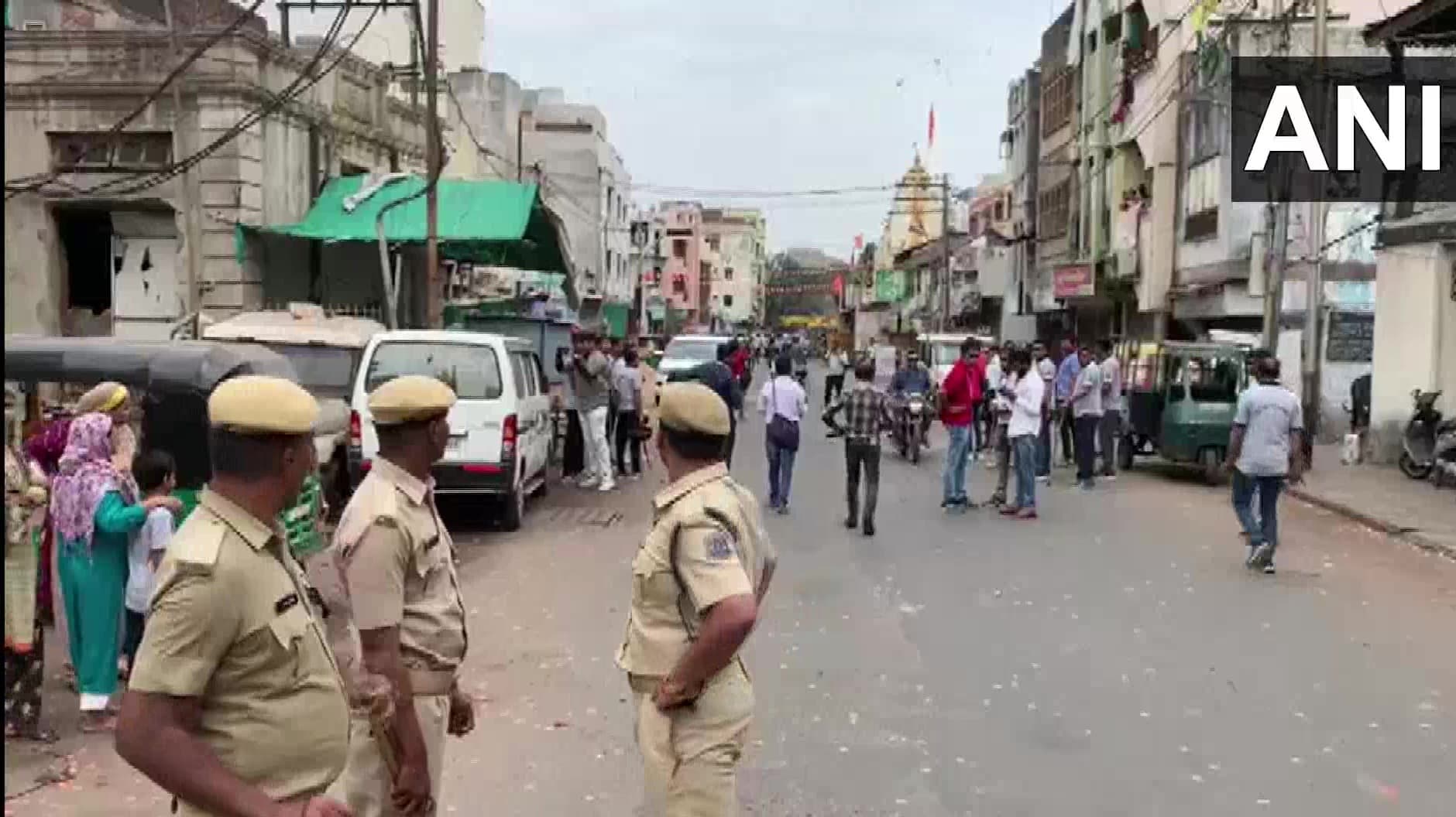 वडोदरा में रामनवमी शोभा यात्रा पर दोबारा पथराव, इलाके में तनाव, मौके पर पुलिस तैनात