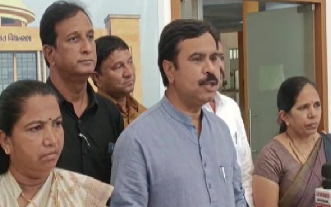 Gujarat Legislative Assembly: जिग्नेश मेवाणी और कांग्रेस के 14 MLA पूरे दिन के लिए निलंबित, जानें मामला