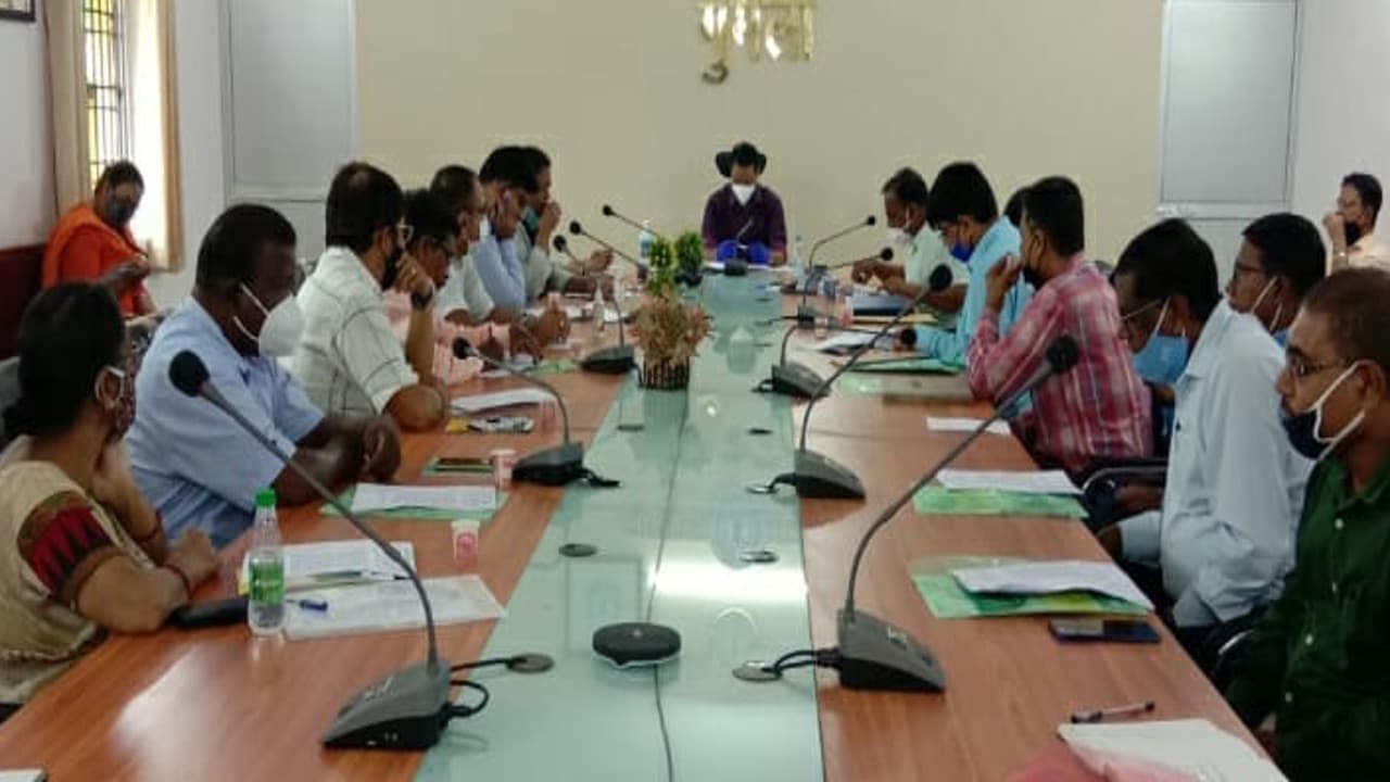 गुमला डीसी की चेतावनी, छात्रवृत्ति की राशि सरेंडर होने पर अधिकारियों पर होगी कार्रवाई