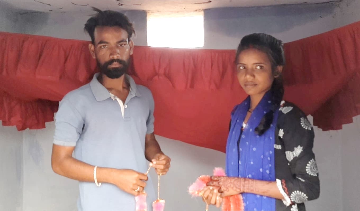 झारखंड : प्रेमिका से मिलने पहुंचा था उसके गांव, ग्रामीणों ने पकड़कर शादी करा दी झारखंड : प्रेमिका से मिलने पहुंचा था उसके गांव, ग्रामीणों ने पकड़कर शादी करा दी