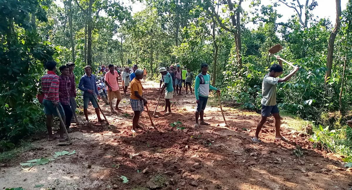 नक्सलियों के गढ़ में चला कुदाल, गुमला के घाघरा में 7 घंटे में 200 ग्रामीणों ने 5 किमी बनायी कच्ची सड़क