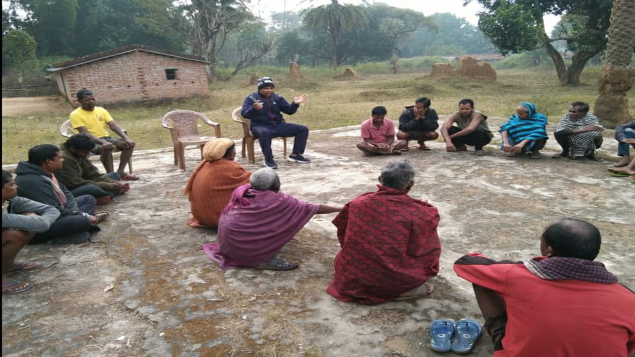 Jharkhand News: गुमला के चैनपुर में शराब पिलाकर 50 एकड़ जमीन पर किया कब्जा, ग्रामीणों ने भू-माफिया को चेताया Jharkhand News: गुमला के चैनपुर में शराब पिलाकर 50 एकड़ जमीन पर किया कब्जा, ग्रामीणों ने भू-माफिया को चेताया