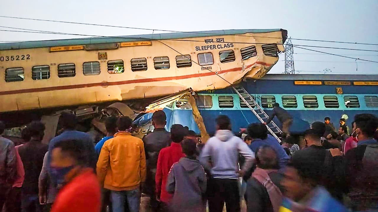 बीकानेर-गुवाहाटी ट्रेन हादसा : पहले लगा गिट्टी टकरा रहा है, फिर पलट गयी बोगी, लोगों ने बतायी आपबीती