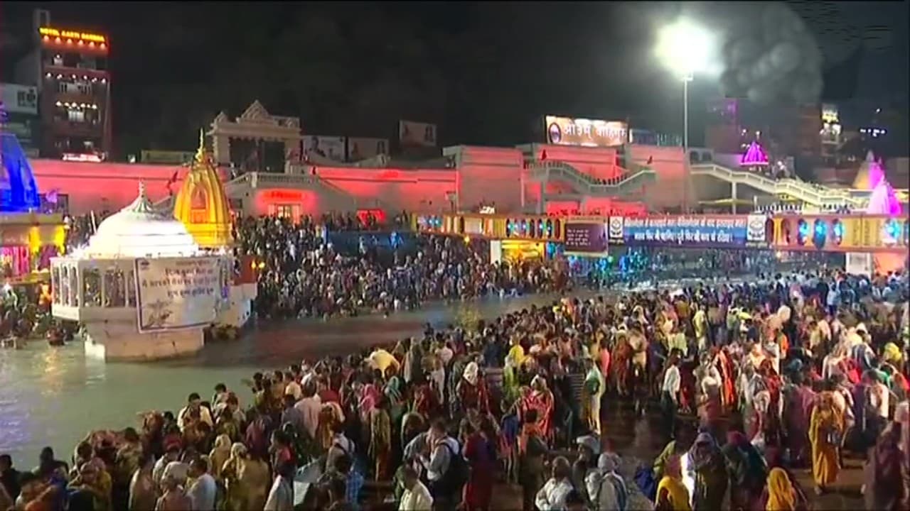 Haridwar Kumbh 2021 : हरिद्वार में आज 13 अखाड़े करेंगे दूसरा शाही स्नान, कोरोना नियमों की उड़ रही धज्जियां, प्रशासन बेबस