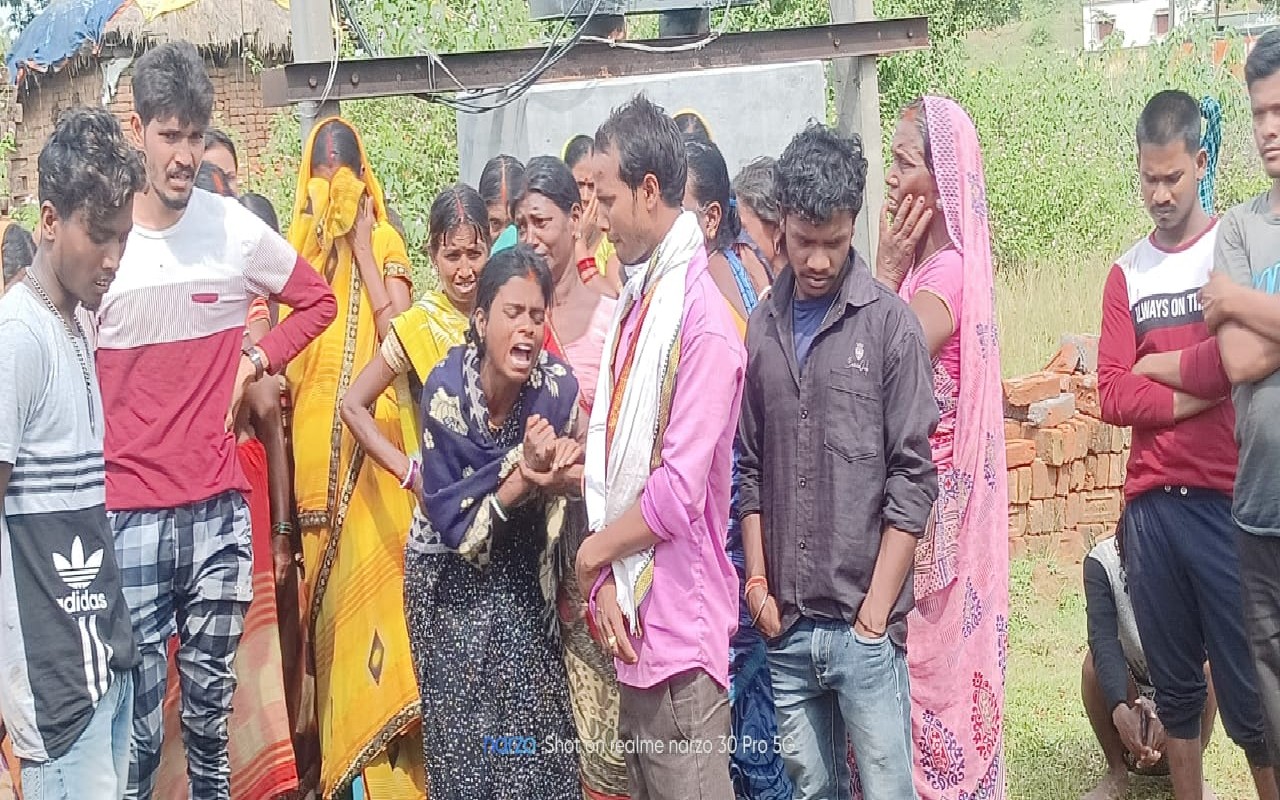 हजारीबाग के केरेडारी युवक की हत्या, शव को बिजली पोल से लटकाया