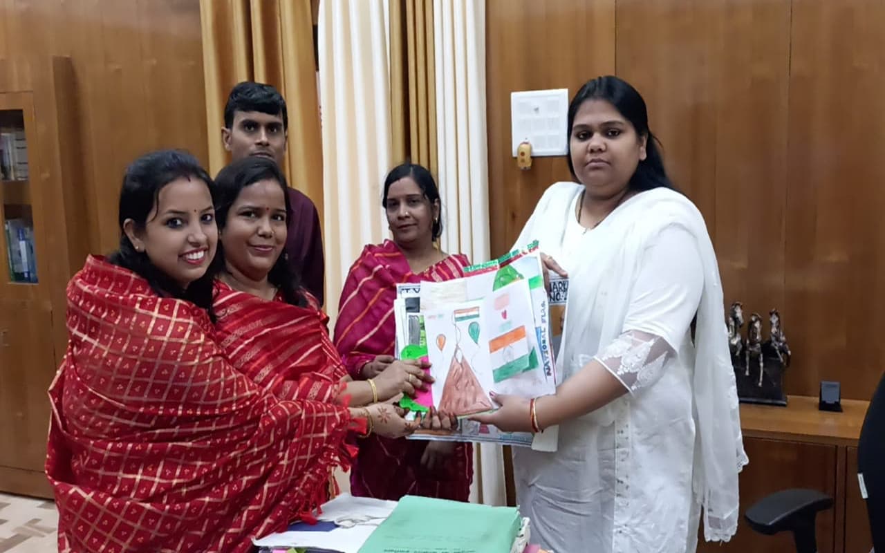 Azadi ka Amrit Mahotsav: पूरे सम्मान के साथ फहरायें तिरंगा, हजारीबाग डीसी ने जारी किया कैलेंडर