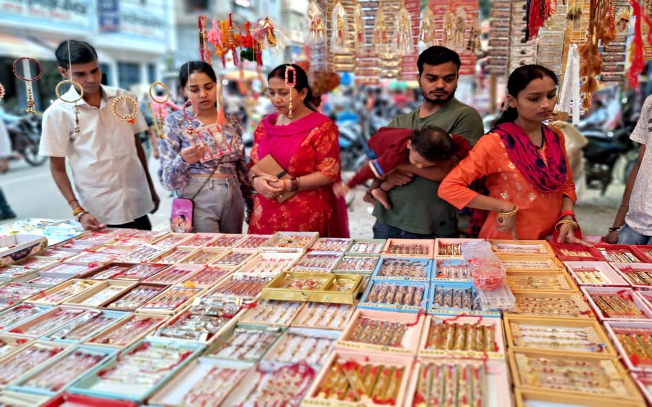 Raksha Bandhan: आकर्षक राखियों से पटा हजारीबाग और जामताड़ा का बाजार, 5 से 300 रुपये तक की राखी है उपलब्ध