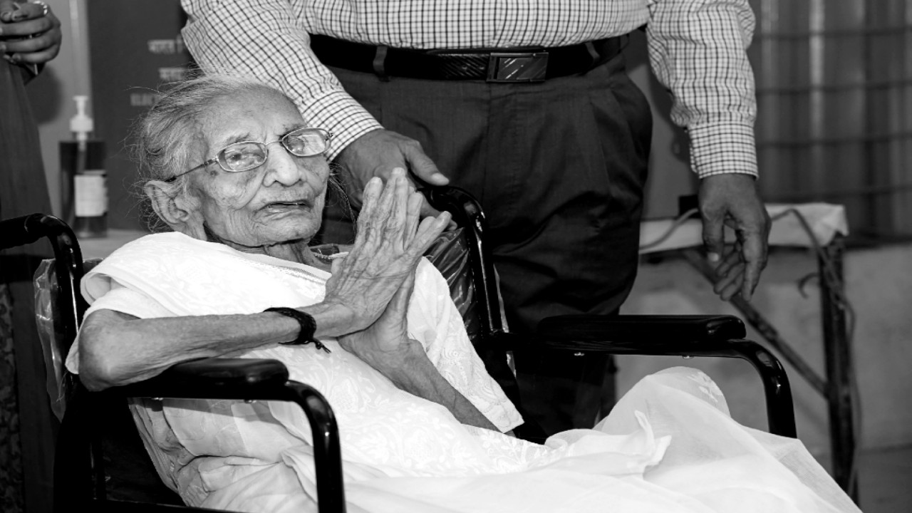 PM Modi ने मां हीरा बेन निस्वार्थ कर्मयोगी बताया, लिखा – ‘शानदार शताब्दी का ईश्वर चरणों में विराम’