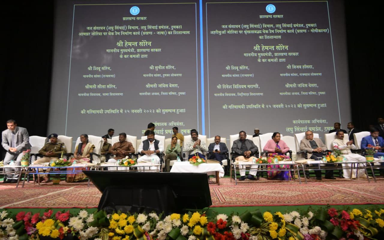 PHOTOS: दुमका वासियों को CM हेमंत सोरेन की सौगात, कन्वेंशन सेंटर सहित कई योजनाओं का किया उद्घाटन और शिलान्यास
