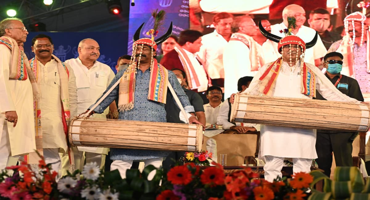 छत्तीसगढ़ के राज्योत्सव 2021 में शामिल हुए CM हेमंत,बोले- आदिवासी समुदाय को आगे बढ़ाने में जुटी है झारखंड सरकार