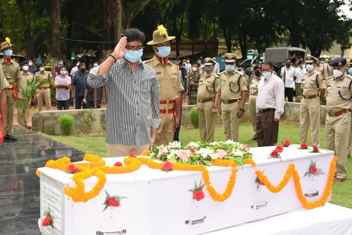 साहिबगंज मुठभेड़ में घायल ASI चंद्राय सोरेन का रांची के मेडिका अस्पताल में निधन, JAP-1 में हेमंत सोरेन ने दी श्रद्धांजलि साहिबगंज मुठभेड़ में घायल ASI चंद्राय सोरेन का रांची के मेडिका अस्पताल में निधन, JAP-1 में हेमंत सोरेन ने दी श्रद्धांजलि