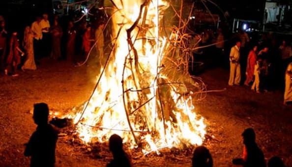 Holika Dahan 2021: इस बार नहीं पड़ रहा अशुभ भद्रा योग, इस शुभ मुहूर्त में करें पूजा, जानें अनाज से क्यों देना चाहिए हवन, क्यों भूल कर भी नहीं करना चाहिए ये काम