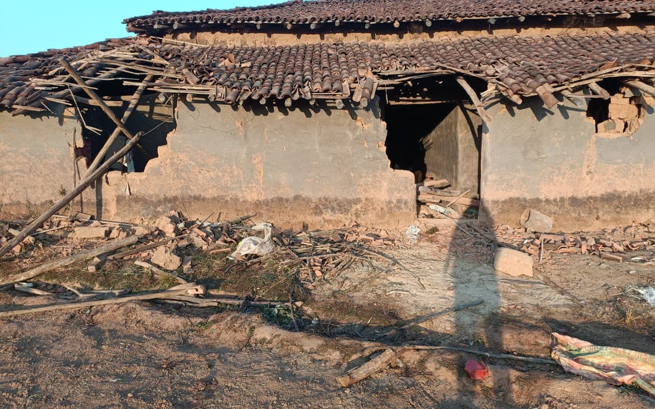 Jharkhand News: गुमला में हाथियों का उत्पात जारी, दो ग्रामीणों को कुचलकर मार डाला Jharkhand News: गुमला में हाथियों का उत्पात जारी, दो ग्रामीणों को कुचलकर मार डाला