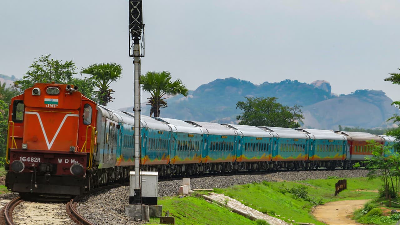 Indian Railways News: अब निर्धारित रूट पर चलेगी हमसफर एक्सप्रेस, साहिबगंज-जमालपुर रूट पर भी सरपट दौड़ी ट्रेनें Indian Railways News: अब निर्धारित रूट पर चलेगी हमसफर एक्सप्रेस, साहिबगंज-जमालपुर रूट पर भी सरपट दौड़ी ट्रेनें