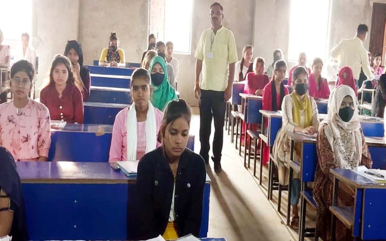 JAC 10th and 12th Exam: वोकेशनल सब्जेक्ट के साथ झारखंड में मैट्रिक-इंटर का एग्जाम शुरू, देखें Pics