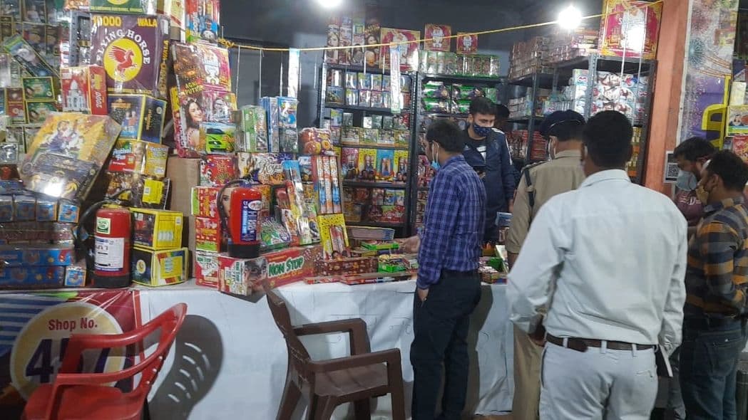 Aligarh News: नुमाइश मैदान में छापा, ग्रीन पटाखे न बेचने पर तीन दुकानों के लाइसेंस रद्द करने का आदेश