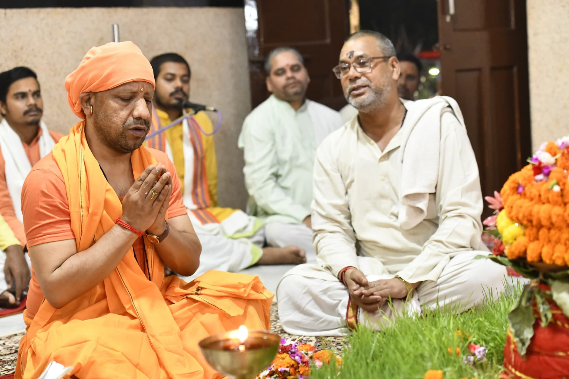 Gorakhpur : सीएम योगी ने महानिशा पूजन कर किया हवन, गोरक्षपीठाधीश्वर की जगतजननी से लोकमंगल की प्रार्थना