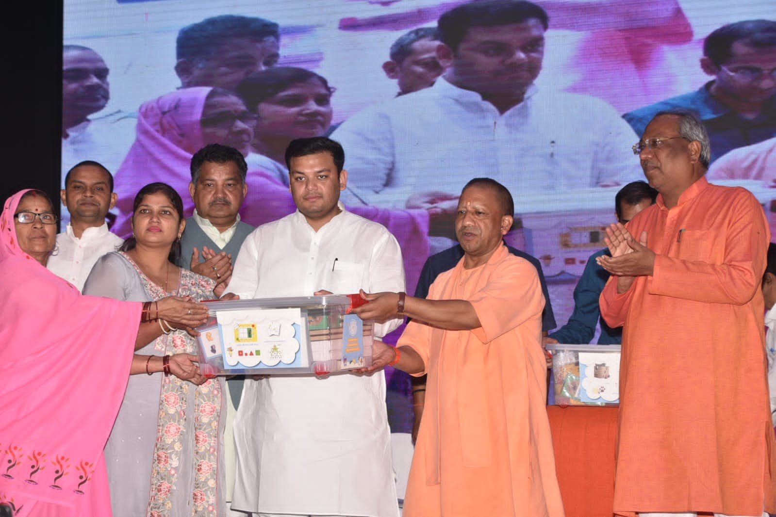 Up Teacher : शिक्षकों को लेकर सीएम योगी ने कह दी ये बड़ी बात…, बेसिक शिक्षा के 14360 टीचर को बांटे टैबलेट