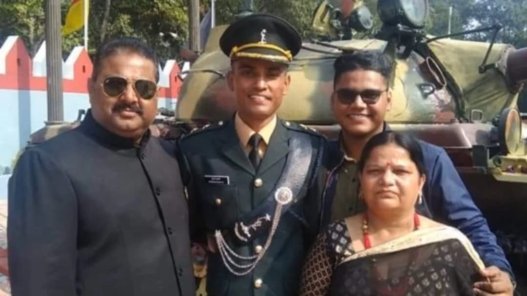 UP News: कैप्टन शुभम गुप्ता के शहीद होने की खबर सुन बेसुध हुए मां-पिता, घर पर लगा लोगों का तांता