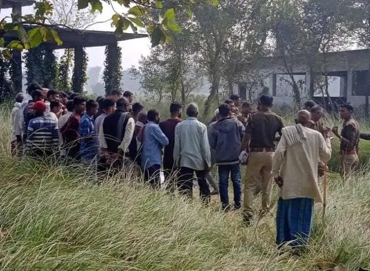 गोरखपुर के युवक की सिर कटी लाश कुशीनगर में मिली, 90 प्रतिशत शरीर को कीड़े खा गए, पुलिस पर लापरवाही का आरोप