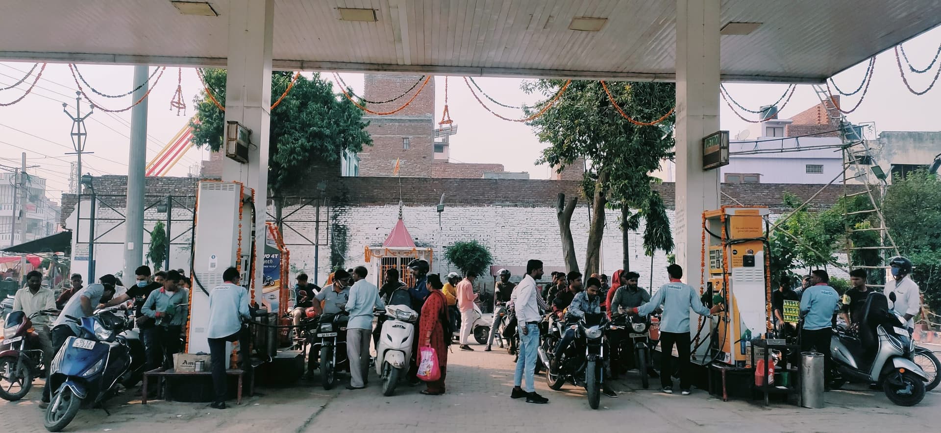 Aligarh News: पेट्रोल-डीजल के दाम कम न करने पर पेट्रोल पंपों पर जांच, पूर्ति अधिकारी ने दी संचालकों को चेतावनी