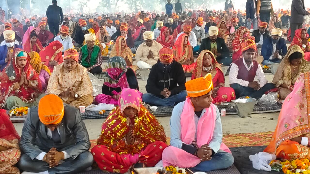Hathras News: हाथरस में सामूहिक विवाह का आयोजन, एक दूजे के हुए 503 जोडे़